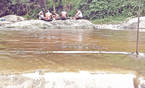 குரங்கணி காட்டாற்றில் ஆபத்தை உணராமல் மையப் பகுதியில் அமர்ந்து மது அருந்தியவர்கள்.