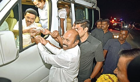 கீழ்பென்னாத்தூரில் முதல்வர் மு.க.ஸ்டாலினை வரவேற்ற அமைச்சர் எ.வ.வேலு.