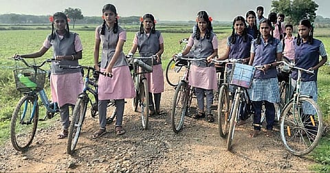 மானாமதுரை | சேதமடைந்த கிராம சாலையால் சைக்கிள் ஓட்ட முடியாமல் மாணவர்கள் சிரமம்