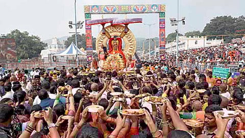 நவராத்திரி பிரம்மோற்சவத்தின் 7-ம் நாளான நேற்று காலை, சூரிய பிரபை வாகனத்தில் மலையப்பர் எழுந்தருளினார்.