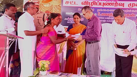 வாச்சாத்தியில் நடந்த சட்ட விழிப்புணர்வு முகாமில் நீதிபதி எஸ். வைத்தியநாதன் பொதுமக்களிடமிருந்து மனுக்களை பெற்றார்.