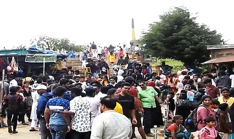 தொடர் விடுமுறையை முன்னிட்டு கொடைக்கானலில் சுற்றுலா பயணிகள் கூட்டம் அலைமோதியது