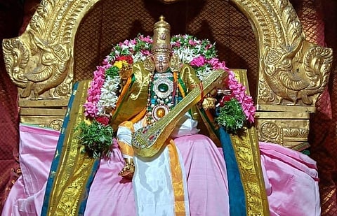 மதுரை திருப்பரங்குன்றம் சுப்பிரமணிய சுவாமி கோயிலில் இன்று சரஸ்வதி அலங்காரத்தில் கோவர்த்தனாம்பிகை அம்மன் அருள்பாலித்தார்.