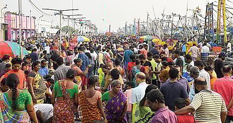 புரட்டாசி மாதம் முடிவடைந்து முதல் ஞாயிற்றுக்கிழமை தினமான நேற்று சென்னை காசிமேடு மீன்பிடி துறைமுகத்தில் மீன்கள் வாங்க குவிந்த மக்கள் கூட்டம். படம்: எஸ்.சத்தியசீலன்