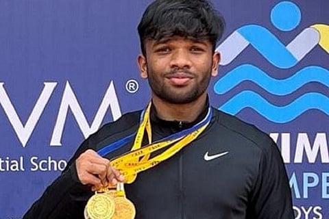 தேசிய நீச்சல் போட்டிக்கு தேர்வான மாணவன் எம்.பூபாலன்