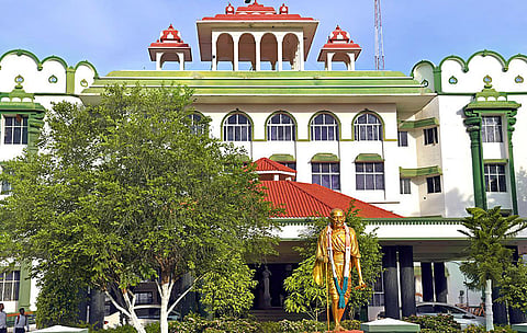 13 ஆண்டு பணியில் 12 முறை இடமாறுதல்: வருவாய் ஆய்வாளரை மீண்டும் பணியில் சேர்க்க நீதிமன்றம் உத்தரவு