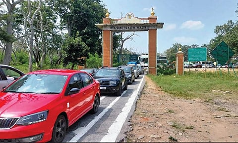 நீலகிரி மாவட்ட எல்லையான கக்கநல்லா சோதனைச் சாவடியை கடக்க அணிவகுத்து நின்ற வாகனங்கள்.