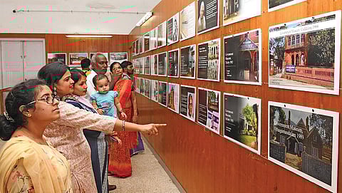மதுரை அரசு அருங்காட்சியகத்தில் ‘அருங்காட்சியகங்களின் வரலாறு’ குறித்த புகை ப்படக் கண்காட்சியில் உள்ள அரிய புகைப்படங்களை பார்வையிட்ட பார்வை யாளர்கள். | படம்: எஸ்.கிருஷ்ணமூர்த்தி