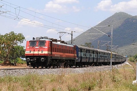 அடிக்கடி பிளாட்பாரம் மாறுவதால் வைகை ரயிலை தவறவிடும் பயணிகள்: தொடரும் மதுரை நிலைய குழப்பம்