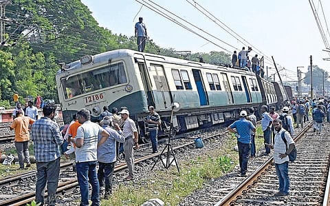 ஆவடி ரயில் நிலையம் அருகே தடம் புரண்ட மின்சார ரயில்.