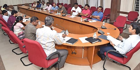 கோவையில் சிறு ஜவுளிப் பூங்கா அமைப்பது தொடர்பாக நேற்று நடைபெற்ற ஆலோசனை கூட்டத்தில் பங்கேற்ற ஆட்சியர் கிராந்திகுமார் பாடி, துணி நூல் துறை மண்டல துணை இயக்குநர் ராகவன், மாவட்ட தொழில் மைய பொது மேலாளர் திருமுருகன் உள்ளிட்டோர்.