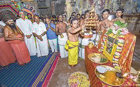 திருமுறைகளுக்கு நடைபெற்ற தீபாராதனை. படங்கள்: ஆர்.வெங்கடேஷ்