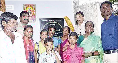 காவல் துறையினர் கட்டித் தந்த வீட்டில், 5 பிள்ளைகளுடன் முத்துலட்சுமி. உடன், கடலூர் எஸ்.பி. ராஜாராம், டிஎஸ்பி ஆரோக்கிய ராஜ் உள்ளிட்டோர்.