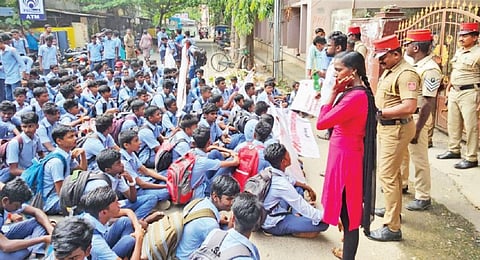 தரமான மதிய உணவு வழங்க வேண்டும், ஆசிரியர் பணியிடங்களை நிரப்ப வேண்டும் உள்ளிட்ட கோரிக்கைகளை வலியறுத்தி பாகூர் வட்டாட்சியர் அலுவலகத்தை முற்றுகையிட்ட அரசு பள்ளி மாணவர்கள்.