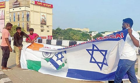 மதுரை ஏ.வி. மேம்பாலத்தில் இஸ்ரேல், இந்திய தேசிய கொடியை பறக்கவிட முயன்ற இளைஞர்கள்.