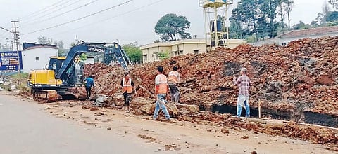உதகை ரயில் நிலையப் பகுதியில் புதிய கட்டுமானப் பணியில் ஈடுபட்டுள்ள ஊழியர்கள். படம்: ஆர்.டி.சிவசங்கர்
