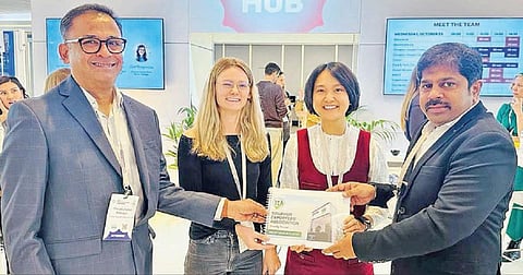 லண்டனில் நடந்த கருத்தரங்கில் ‘வளங்குன்றா உற்பத்தி' குறித்த அறிக்கையை சமர்ப்பித்த திருப்பூர் ஏற்றுமதியாளர்கள் சங்க பொதுச் செயலாளர் திருக்குமரன், இணைச் செயலாளர் குமார் துரைசாமி ஆகியோர்.