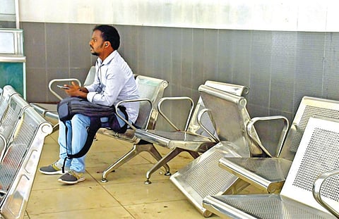 ஸ்மார்ட் சிட்டி திட்டத்தில் புதுப்பிக்கப்பட்ட பாளையங்கோட்டை பேருந்து நிலையம் மற்றும் திருநெல்வேலி புதிய பேருந்து நிலையத்தில் பயணிகளுக்காக அமைக்கப்பட்ட இருக்கைகள் சேதமடைந்து கிடக்கின்றன. | படங்கள்: மு.லெட்சுமி அருண்