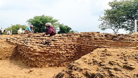புதுக்கோட்டை அருகே பொற்பனைக்கோட்டையில் உள்ள கோட்டையில் மேற்கொள்ளப்பட்ட அகழாய்வில் கண்டறியப்பட்ட கோட்டைச் சுவர்.படம்: கே.சுரேஷ்