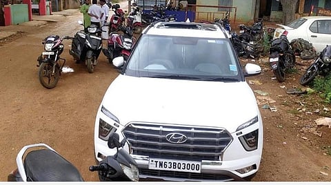 மர்ம வெடிபொருள் வீசியதில் சேதமடைந்த காரின் மேற்கூரை.