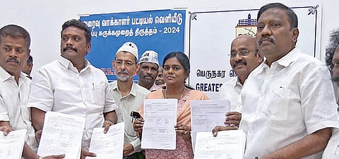 சென்னை மாவட்டத்துக்கு உட்பட்ட 16 சட்டப்பேரவைத் தொகுதிக்கான ஒருங்கிணைந்த வரைவு வாக்காளர் பட்டியலை மாவட்ட தேர்தல் அலுவலர் ஆர்.லலிதா அனைத்து கட்சி பிரதிநிதிகள் முன்னிலையில் சென்னை ரிப்பன் மாளிகையில் நேற்று வெளியிட்டார்.படம்: மபிரபு