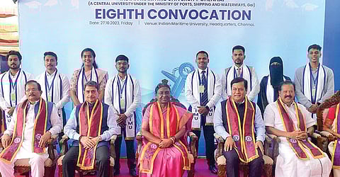 இந்திய கடல்சார் பல்கலைக்கழகத்தின் பட்டமளிப்பு விழாவில் குடியரசுத் தலைவர் திரவுபதி முர்மு பங்கேற்று மாணவர்களுக்கு பட்டங்களை வழங்கினார். இதில் ஆளுநர் ஆர்.என்.ரவி, மத்திய அமைச்சர் சர்பானந்தா சோனோவால், மத்திய இணை அமைச்சர் பத் நாயக், தமிழக அமைச்சர் பொன்முடி ஆகியோர் பங்கேற்றனர்.