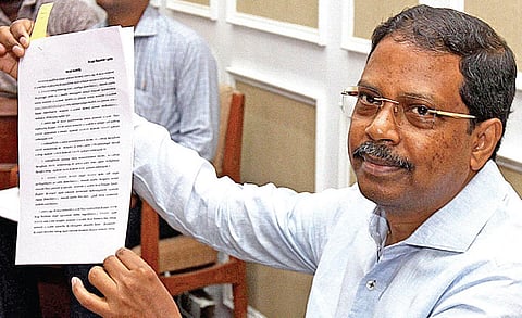 தமிழக வரைவு வாக்காளர் பட்டியலை தலைமைத் தேர்தல் அதிகாரி சத்யபிரத சாஹூ சென்னை தலைமைச் செயலகத்தில் நேற்று வெளியிட்டார். படம்: ம.பிரபு