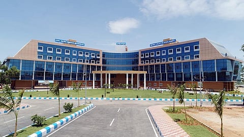 ராணிப்பேட்டை மாவட்ட ஆட்சியர் அலுவலக ‘ஏ’ பிளாக்கின் தரை தளத்தில் துறை சார்ந்த அலுவலக விவர பெயர் பலகை வைக்கப்பட்டுள்ளது.