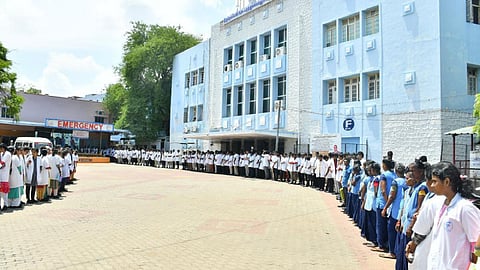 சோரியாசிஸால் தொற்றுநோய் அல்ல: மருத்துவ நிபுணர்கள் விளக்கம்