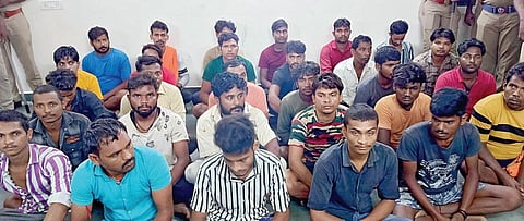 அம்பத்தூர் தொழிற்பேட்டையில் போலீஸாரை தாக்கியதாக கைது செய்யப்பட்ட பிஹார் மாநில தொழிலாளர்கள்.