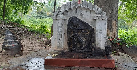 திருப்பத்தூர் அடுத்த பொம்மிக்குப்பம் வேடி வட்டம் பகுதியில் கி.பி16-ம் நூற்றாண்டைச் சேர்ந்த நடுகல் கண்டெடுக்கப்பட்டுள்ளது.