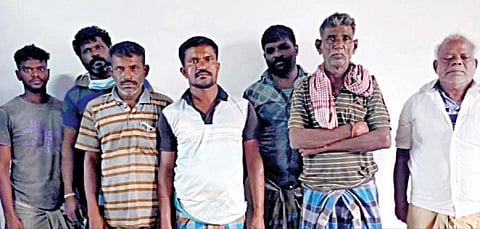 இலங்கை கடற்படையினரால் தமிழக மீனவர்கள் 37 பேர் கைது