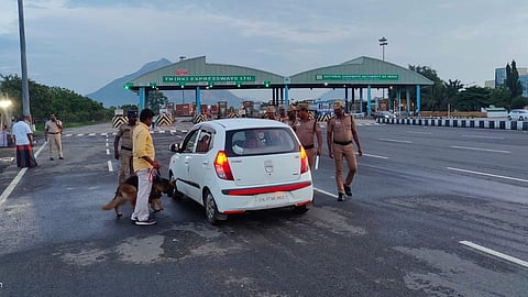 கேரளா குண்டுவெடிப்பை தொடர்ந்து, முன்னெச்சரிக்கை நடவடிக்கையாக தமிழகத்தில் பாதுகாப்பு பலப்படுத்தப்பட்டது. மோப்பநாய் உதவியுடன் சோதனை செய்த போலீஸார்.