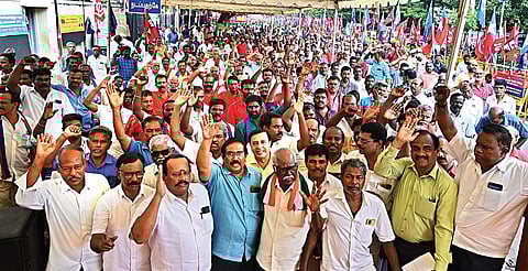 போக்குவரத்துத் துறையில், ஒப்பந்த அடிப்படையிலான நியமனங்களைத் தடை செய்தல் உள்ளிட்ட பல்வேறு கோரிக்கைகளை வலியுறுத்தி பல்லவன் இல்லம் அருகே போக்குவரத்து தொழிற்சங்கத்தினர் நேற்று ஆர்ப்பாட்டத்தில் ஈடுபட்டனர். படம்: எஸ்.சத்தியசீலன்