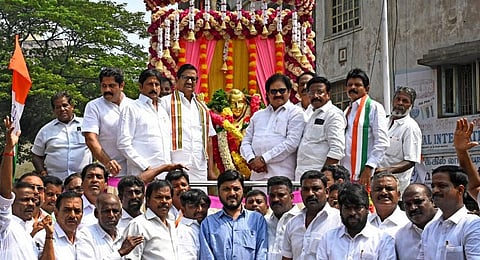 முன்னாள் பிரதமர் இந்திரா காந்தியின் 39-வது ஆண்டு நினைவு தினத்தை முன்னிட்டு, சென்னை, வால்டாக்ஸ் சாலையில் உள்ள அவரது திருவுருவ சிலைக்கு தமிழ்நாடு காங்கிரஸ் கட்சி சார்பில் அஞ்சலி செலுத்தும் நிகழ்ச்சியில் தமிழக காங்கிரஸ் தலைவர் கே.எஸ்.அழகிரி, திருநாவுகரசர் மற்றும் மாவட்ட தலைவர்கள் பங்கேற்றனர் | படம்: ம.பிரபு