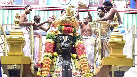 நாமக்கல் ஆஞ்சநேய சுவாமிக்கு நேற்று கும்பாபிேஷகம் செய்த பட்டாச்சாரியார்கள்.