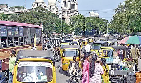 சென்ட்ரல் ரயில் நிலையம் எதிரே ஈவிஆர் பெரியார் சாலையில் பிற வாகனங்களுக்கு இடையூறாக வரிசைகட்டி நிற்கும் ஆட்டோக்கள். | படங்கள்: எஸ்.சத்தியசீலன்