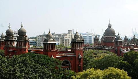 பொது இடத்தில் சாதிப் பெயரைக் கூறி தாக்கிய 3 காவலர்களை சஸ்பெண்ட் செய்ய சென்னை ஐகோர்ட் உத்தரவு