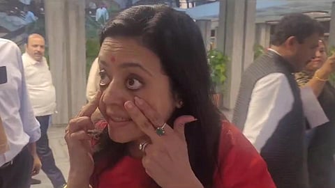 விசாரணையின் போது அழுகிறார் என கூறப்பட்டதால், கண்களை காட்டி எனக்கு கண்ணீர் வரவில்லை என செய்தியாளர்களிடம் கோபமாக கூறிய மஹுவா மொய்த்ரா.