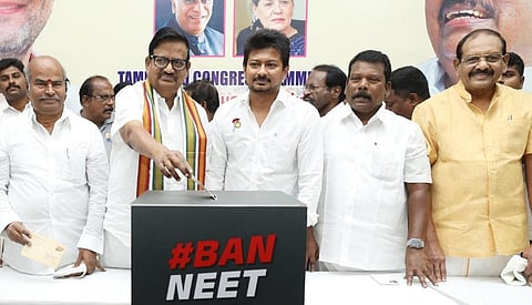 நீட் தேர்வுக்கு எதிராக சத்தியமூர்த்தி பவனில் கையெழுத்துகளை பெற்றார் அமைச்சர் உதயநிதி ஸ்டாலின்