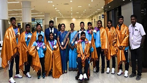 சீனாவில் சமீபத்தில் முடிவடைந்த ஆசிய பாரா விளையாட்டு போட்டியில் பதக்கம் வென்ற தமிழக வீரர், வீராங்கனை கள் நேற்று சென்னை விமான நிலையம் வந்தனர். அவர்களுக்கு சிறப்பான வரவேற்பு அளிக்கப்பட்டது.