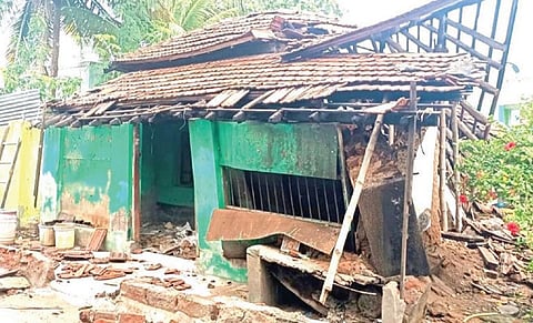 நரிக்குடியில் இடிந்து விழுந்த ஓட்டு வீடு.