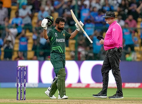 நியூஸிலாந்து அணிக்கு எதிரான ஆட்டத்தில் சதம் விளாசிய மகிழ்ச்சியில் பாகிஸ்தான் அணியின் பேட்ஸ்மேன் பஹர் ஸமான்.