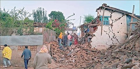 நேபாளத்தின் கர்னாலி மாகாணம், ஜாஜர்கோட் மாவட்டத்தில் பயங்கர நிலநடுக்கம் ஏற்பட்டது. அந்த பகுதியில் நூற்றுக்கணக்கான வீடுகள் இடிந்தன.படம்: பிடிஐ