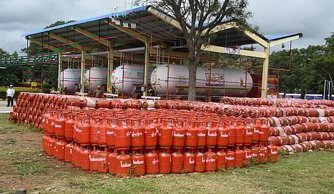 இண்டேன் தானியங்கி எரிவாயு பதிவு | தமிழ் மொழி சேவையில் தடங்கல் ஏன்? - இந்தியன் ஆயில் நிறுவனம் விளக்கம்