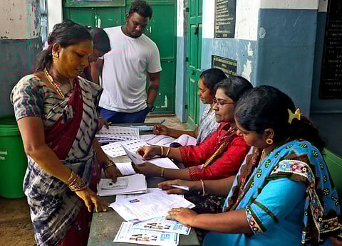வாக்காளர் பட்டியலில் பெயர் சேர்க்க ,நீக்க சிறப்பு நேற்று தொடங்கியது சிந்தாரிப்பேட்டையில் நடந்த சிறப்பு முகாமில் கலந்து கொண்டவர்கள் இன்றும் அந்தந்த பகுதிகளில் சிறப்பு முகாம்கள் நடைபெறுகிறது: ம.பிரபு