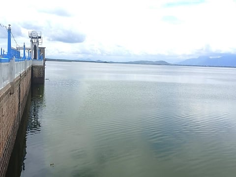 தொடர் நீர்வரத்தினால் நீர்மட்டம் உயர்ந்து கடல்போல காட்சியளிக்கும் வைகைஅணை. | படம்:என்.கணேஷ்ராஜ்.