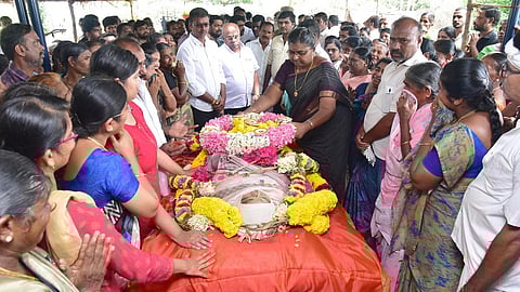 விபத்தில் மூளைச்சாவு ஏற்பட்டு உடல் உறுப்புகளை தானம் செய்த திருச்செங்கோடு அரசுப் பள்ளி ஆசிரியையின் உடலுக்கு நாமக்கல் மாவட்ட ஆட்சியர் மலர் வளையம் வைத்து அஞ்சலி செலுத்தினார்.