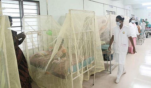 தூத்துக்குடி அரசு மருத்துவக் கல்லூரி மருத்துவமனையில் காய்ச்சல் சிறப்பு வார்டில் சிகிச்சை பெற்று வரும் குழந்தைகள். படம்: என்.ராஜேஷ்