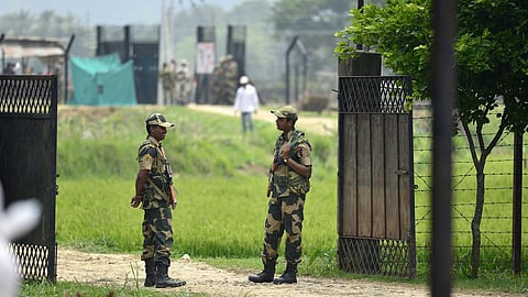 இந்திய-வங்கதேச வேலியில் தேனீக்கள் வளர்ப்பு: குற்றங்களை தடுக்க பிஎஸ்எஃப் புதிய வியூகம்